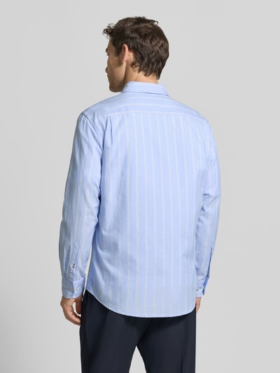 Męski model nosi Regular Fit Freizeithemd mit Button-Down-Kragen von Christian Berg Men z bawełny, wzór na całej powierzchni, jasnoniebieskie, Szerokość w rozmiarze M: 47 cm, Długość rękawów w rozmiarze M: 65 cm, Długość tyłu w rozmiarze M: 77 cm, Ganzkörperansicht Rückansicht