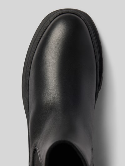 Produktfoto, Stiefel aus echtem Leder mit Logo-Detail von Copenhagen, schwarze Farbe, abgerundete Passform, strukturierte Sohle, Nahaufnahme Obermaterial