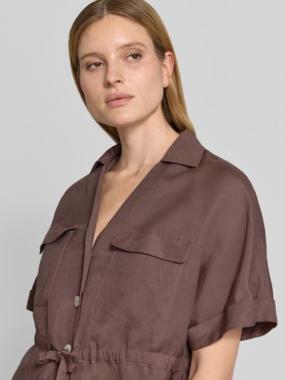 Vrouwenmodel draagt overhemdblouse uit mix van linnen en viscose van Christian Berg Woman Selection, platte kraag, knoopsluiting, tunnelkoord, 1/2-mouwen, ruglengte maat 36: 56 cm, borstwijdte: 55 cm, mouwlengte: 28 cm, bruin, textuur met lichte glans, detailopname bovenlichaam.