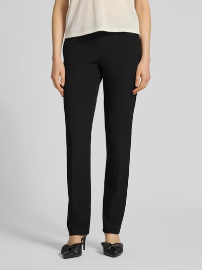 Kobiece model prezentuje spodnie Hose mit Bügelfalten und Gesäßtasche von Christian Berg Woman Selection, mieszanka materiałów z dodatkiem wiskozy, krój regular fit, kanty, kieszeń z tyłu, czarny kolor, gładka faktura, pełny widok z przodu.