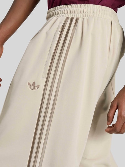 adidas Originals Spodnie dresowe o kroju loose fit z mieszanka bawełny z kantami Piaskowy 3