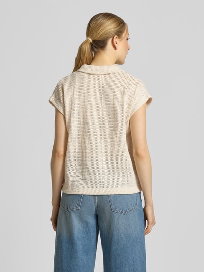 Frauenmodel trägt Strickshirt mit Polokragen und V-Ausschnitt Modell 'Somona' von OPUS aus Baumwoll-Elasthan-Mix, Regular-Fit, Rückenlänge 55 cm, Ärmellänge 12 cm, Strukturstrick in Beige, Ganzkörperansicht Rückansicht.