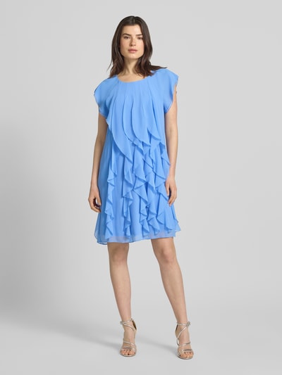 Modelka kobieca nosi Relaxed Fit Minikleid mit Allover-Rüschenbesatz od Vera Mont, jasnoniebieski kolor, runda stójka, kryta halka, rękawy typu kappa, długość tyłu w rozmiarze 36: 90 cm, szerokość w rozmiarze 36: 39 cm, widok całej sylwetki od przodu.
