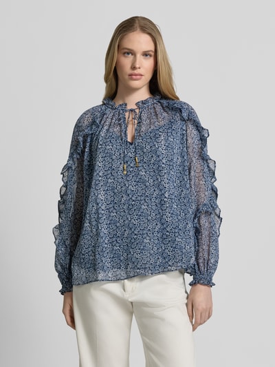 Vrouwenmodel draagt Blusenshirt mit Rüschen und Serafino-Kragen van MICHAEL Michael Kors, recht model, semi-transparant, Serafino-kraag met vetersluiting, ruches, elastische mouwboorden, ondoorzichtige top, ruglengte 60 cm, mouwlengte 60 cm, blauw bloemenpatroon, Ganzkörperaanzicht van voren.