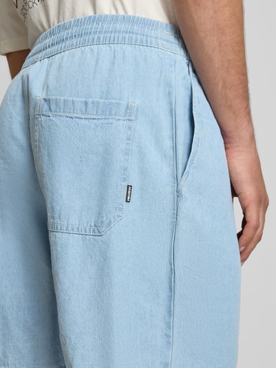 Männermodel trägt Shorts mit elastischem Bund von REVIEW aus hellblauer Baumwolle, Regular Fit, Nahaufnahme Rückansicht.