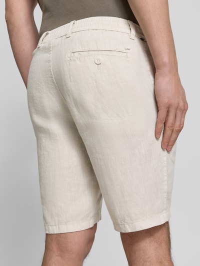 Mężczyzna nosi Regular Fit Bermuda aus reinem Leinen von Brax, efekt: jednolity kolor, krój regular fit, len, szlufki na pasek, wpuszczane kieszenie, guziki, tył, Ganzkörperansicht Rückansicht.