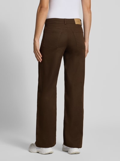 Vrouwenmodel draagt Wide Fit Jeans uit katoenmix Model "ZOE SARAH" van JJXX in donkerbruin, 5-pocketmodel, broekriemlussen, knoop- en ritssluiting, bandwijdte maat S/32 38 cm, binnenbeenlengte 81 cm, volledig lichaam achteraanzicht