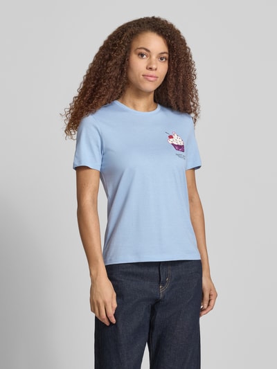 Frauenmodel trägt Damen T-Shirt Shaped Fit T-Shirt aus reiner Baumwolle Modell 'KITA' von Only, Optik: Unifarben, Motiv-Print, Pailletten, Strasssteine, Rundhals, Kurzarm, Jersey, Hellblau, Ganzkörperansicht von vorne.