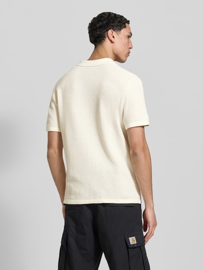 Männermodel trägt Regular Fit Freizeithemd mit Polokragen und Knopfleiste von Jack & Jones, cremefarben, Baumwoll-Mix, Ganzkörperansicht Rückansicht.