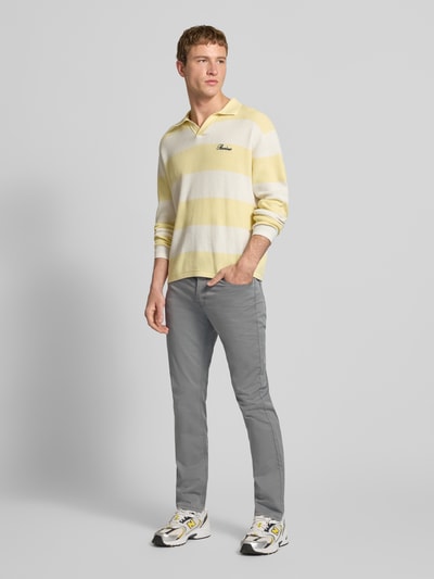 Männermodel trägt Slim Fit Jeans im 5-Pocket-Design Modell '511®' von Levi's®, grauer Baumwoll-Mix mit Stretch-Anteil, Ganzkörperansicht von vorne.