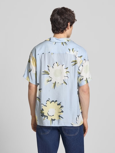 Männermodel trägt Regular Fit Freizeithemd im Allover-Look Modell 'TAVIRA MARSHALL' von Jack & Jones, hellblau, Viskose-Mix, Ganzkörperansicht Rückansicht