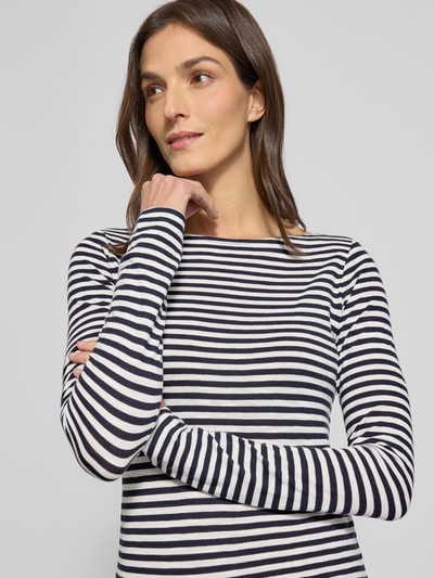 Vrouwenmodel draagt Longsleeve uit biologische katoen van MARC O'POLO, getailleerd met streeppatroon, ronde hals, bovenlichaam close-up.