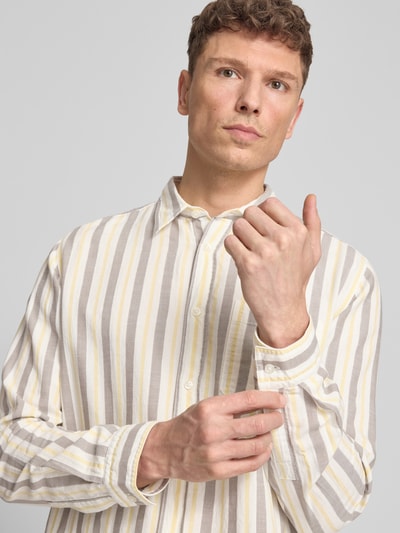 HUGO koszula casualowa o kroju regular fit z mieszanka bawełny i wiskozy model 'ERILLO' Jasnobrązowy 3