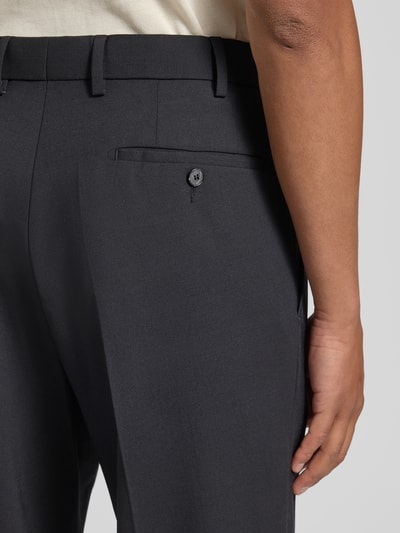 Männermodel trägt Hose mit Eingrifftaschen Modell 'Bert' von DIGEL, dunkelgrau, glatte Textur, Detailaufnahme Rückansicht, Regular Fit, Material-Mix mit Schurwoll-Anteil