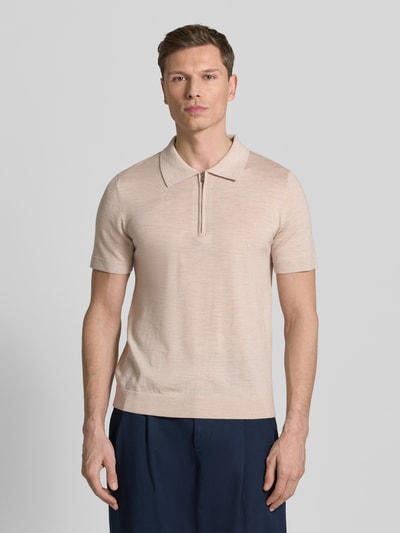 Männermodel trägt Regular Fit Poloshirt aus reiner Wolle Modell 'TRAY' von Selected Homme, Optik: Unifarben, Strick, Ganzkörperansicht von vorne.