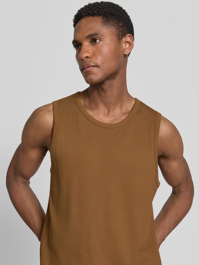Männermodel trägt Slim Fit Tank Top aus Baumwoll-Mix von s.Oliver RED LABEL, Optik: Unifarben, Feinripp, Nahaufnahme Oberkörper.