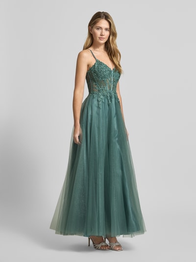 Frauenmodel trägt Regular Fit Abendkleid mit floralem Spitzenbesatz von Luxuar in grünem Glitzer-Mesh, A-Linie, semitransparent, Ganzkörperansicht von vorne.