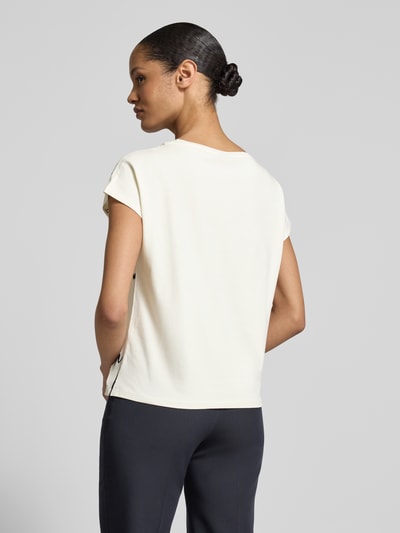 Frauenmodel trägt Relaxed Fit T-Shirt aus Baumwoll-Mix von s.Oliver BLACK LABEL, Rückenteil einfarbig, kurze Ärmel, Ganzkörperansicht Rückansicht.