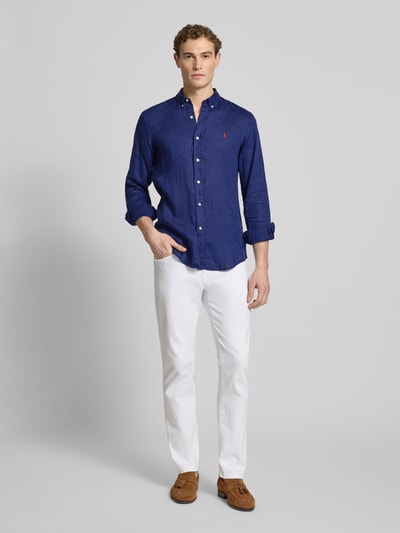 Männermodel trägt Slim Fit Freizeithemd aus reinem Leinen von Polo Ralph Lauren in Optik: Unifarben mit durchgehender Knopfleiste, Logo-Stitching, Button-Down-Kragen, Langarm und Sportmanschette, Material: reines Leinen, Ganzkörperansicht von vorne.