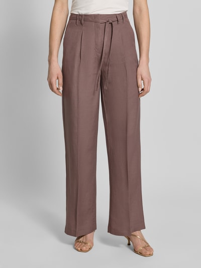 Frauenmodel trägt Wide Leg Hose aus Leinen-Mix mit Gürtel von Christian Berg Woman Selection, Leinen-Mix mit Viskose-Anteil, Nahaufnahme Oberkörper.