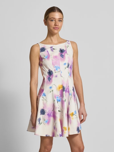 Frauenmodel trägt Minikleid mit Rundhalsausschnitt Modell 'ISABELLE' von GUIDO MARIA KRETSCHMER WOMAN, florales Muster, Reine Baumwolle, Taillierter Schnitt, Ganzkörperansicht von vorne.