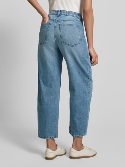 Frauenmodel trägt Loose Fit Jeans mit 5-Pocket-Design von Jake*s Casual, blauer Denim, lockerer Schnitt, Ganzkörperansicht Rückansicht. Bundweite bei Größe 36: 41 cm, Innenbeinlänge bei Größe 36: 69 cm, Knopf- und Reißverschluss.