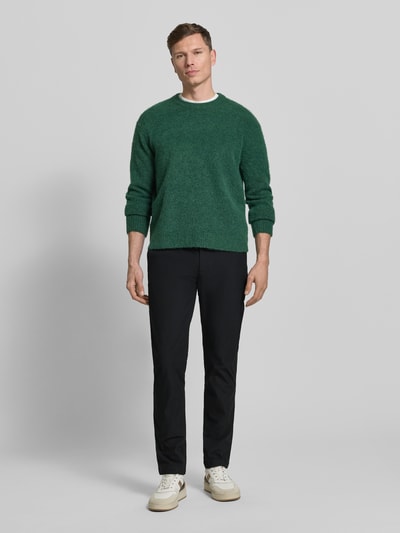 Männermodel trägt Straight Leg Hose aus atmungsaktivem Material Modell 'DENTON' von Tommy Hilfiger, Optik: Unifarben, Passform: Straight Leg, Logo-Print, Gürtelschlaufen, Knopf und verdeckter Reißverschluss, seitliche Eingrifftaschen, Gesäßtaschen, Ganzkörperansicht von vorne.