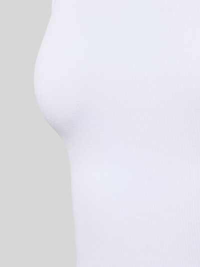 Vrouwenmodel draagt Slim Fit Tank Top aus Modal-Mix im 2er-Pack van Marc O'Polo, look: effen, pasvorm: slim fit, logodetail, u-hals, model met bandjes, materiaalmix: modalmix, jersey, materiaal: modalmix, detailopname bovenlichaam.