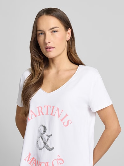 Frauenmodel trägt Relaxed Fit T-Shirt mit Pailettenbesatz Modell 'Martinis Manolos' von miss goodlife, V-Ausschnitt, Statement-Print, Nahaufnahme Oberkörper.