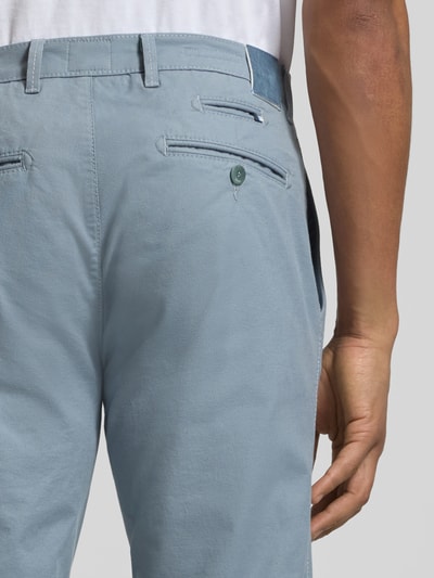 Männermodel trägt Slim Fit stoffen broek met achterzakken Model 'Fabio' van BRAX, katoenmix, muntzakje, steekzakken, knoop- en ritssluiting, bandwijdte 44 cm, binnenbeenlengte 81 cm, detailaufnahme rug.