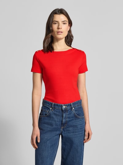 Frauenmodel trägt Slim Fit T-Shirt aus reiner Baumwolle von Tommy Hilfiger, Optik: Unifarben, Logo-Detail, Zierknöpfe, U-Boot-Ausschnitt, Kurzarm, gerade Ärmelabschluss, Materialverarbeitung: Webware, Ganzkörperansicht von vorne.