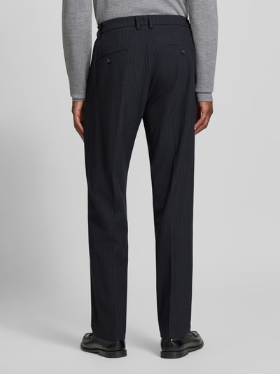 Männermodel trägt Straight Fit Hose mit Viskose-Anteil Modell 'Leto' von CINQUE, dunkle Farbe, feine Nadelstreifen, Ganzkörperansicht Rückansicht. Elastischer Material-Mix, Bundfalten, Eingriff- und Gesäßtaschen, Knopf- und Reißverschluss, Bundweite 45 cm, Innenbeinlänge 80 cm.