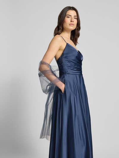 Frauenmodel trägt Abendkleid aus Satin mit V-Ausschnitt und Spaghettiträgern von Unique, taillierter Schnitt, Maxikleid, Nahaufnahme Oberkörper.