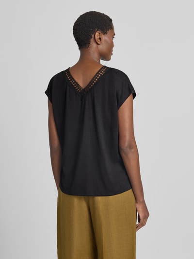 Frauenmodel trägt Regular Fit T-Shirt aus Viskose-Mix mit Loch-Stitching von zero in Schwarz, semitransparent, Rückansicht, Ganzkörperansicht.