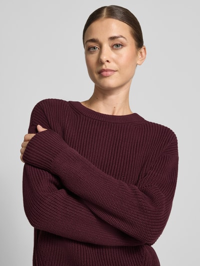 Frauenmodel trägt Slim Fit Pullover aus reiner Baumwolle von Jake*s Casual in Dunkelrot mit grober Strickstruktur, Nahaufnahme Oberkörper.