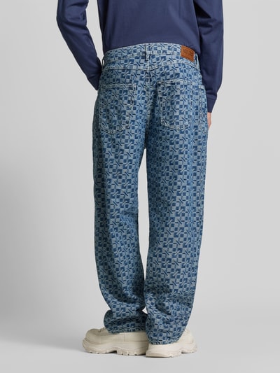 Männermodel trägt Relaxed Fit Jeans aus reiner Baumwolle von KENZO, blaues Allover-Muster, 5-Pocket-Design, Rückansicht, Ganzkörperansicht von hinten.