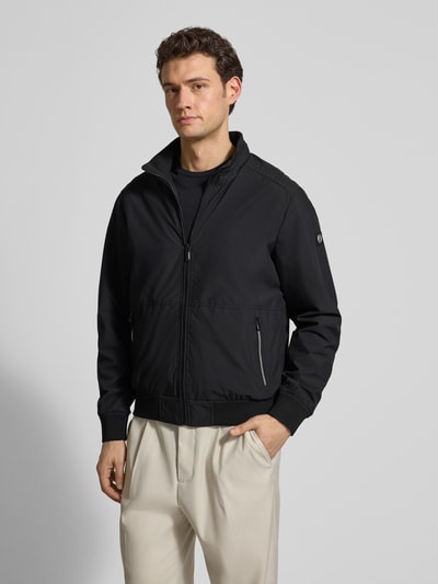 Männermodel trägt schwarze Regular Fit Jacke mit Stehkragen von Lerros, elastischer Material-Mix, Logo-Detail, Eingrifftaschen, Ganzkörperansicht von vorne.
