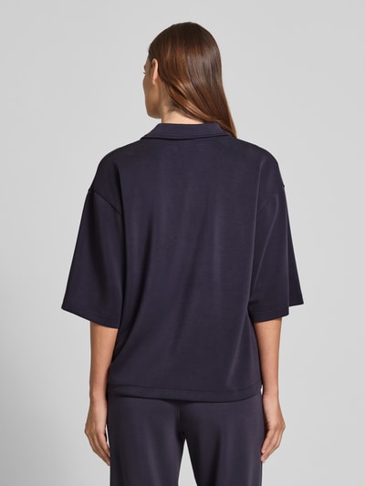 Frauenmodel trägt T-Shirt aus Modal-Mix mit Umlegekragen und V-Ausschnitt von Jake*s Casual, dunkelblau, glatte Textur, Ganzkörperansicht Rückansicht.