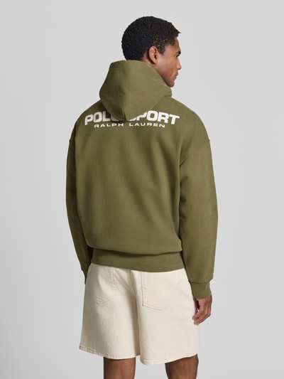 Mannelijk model draagt regular fit hoodie uit katoenmix in olijfgroen met witte letters, Polo Ralph Lauren, Heren hoodie, achteraanzicht.