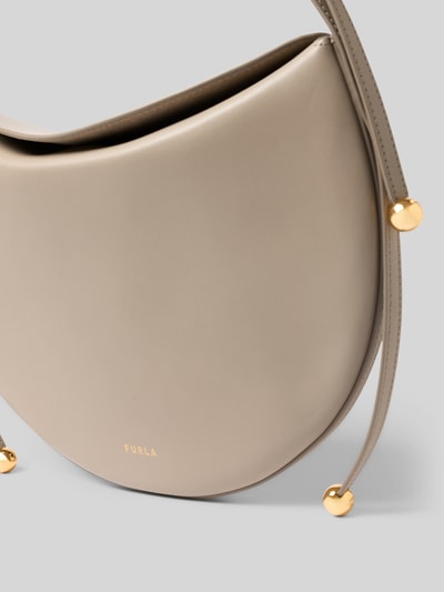 Produktfoto, Shoulder Bag mit Logo-Print Modell 'Moonstone' von FURLA, główna przegroda, zapięcie na magnes, regulowany pasek na ramię, nadruk z logo, szerokość w rozmiarze 1: 31 cm, długość w rozmiarze 1: 20 cm, głębokość w rozmiarze 1: 3 cm, długość paska na ramię w rozmiarze 1: 57 cm, jasny beż, zaokrąglony kształt, gładka faktura