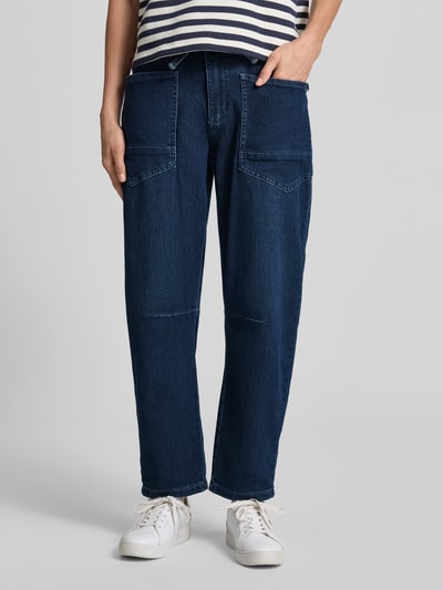 Frauenmodel trägt Barrel Jeans aus Baumwoll-Mix von Buena Vista, dunkles Blau, gerade Form, sichtbare Taschen, Damen Barrel Jeans, Ganzkörperansicht von vorne.