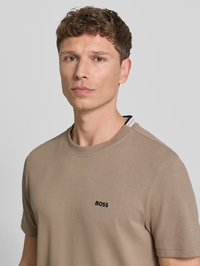 Männermodel trägt Regular Fit T-Shirt aus Baumwoll-Piqué Modell 'TS_PIQUE' von BOSS Green, unifarben, Label Stitching, Nahaufnahme Oberkörper.