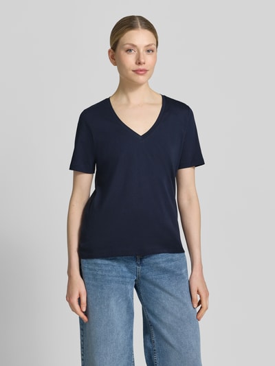 Kobiece model nosi Regular Fit T-Shirt aus reiner Baumwolle od Marc O'Polo, efekt: jednolity kolor, dekolt w serek, krótki rękaw, bawełna, damski t-shirt, Ganzkörperansicht von vorne.