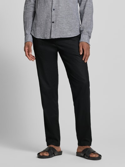 Mannenmodel draagt Straight fit leinenhose met elastisch bund model 'Barton' van Matinique, mix van katoen en linnen, ganzkörperansicht van voren.