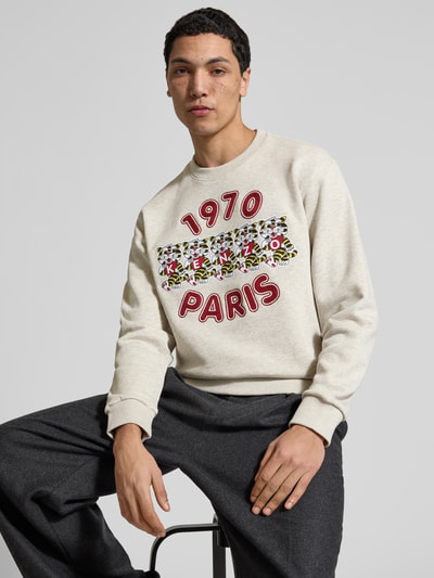 Männermodel trägt Sweatshirt aus reiner Baumwolle von Kenzo in Beige mit Label-Print, lockere Passform, Rundhalsausschnitt, elastische Abschlüsse, Ganzkörperansicht von vorne.