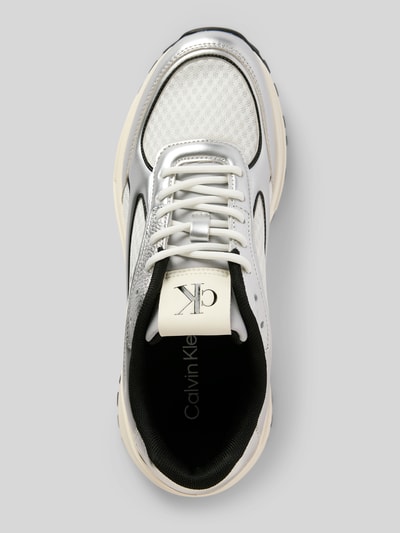 Produktfoto, Sneaker mit Kontrastbesatz in metallic Modell 'HIKE RUNNER' von Calvin Klein Jeans, zaokrąglony kształt, sznurowanie, metaliczne detale, strukturalna podeszwa, wysokość obcasa w rozmiarze 40: 7 cm, wysokość cholewki w rozmiarze 40: 5 cm, szerokość w rozmiarze 40: 7 cm, jasne i metaliczne odcienie, gładkie i siateczkowe tekstury