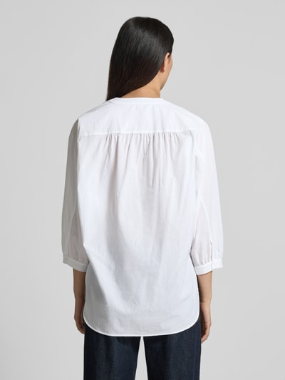 Frauenmodel trägt Bluse mit verdeckter Knopfleiste und verlängertem Rücken von Luisa Cerano, weiße Baumwolle, lockerer Schnitt, Ganzkörperansicht Rückansicht.