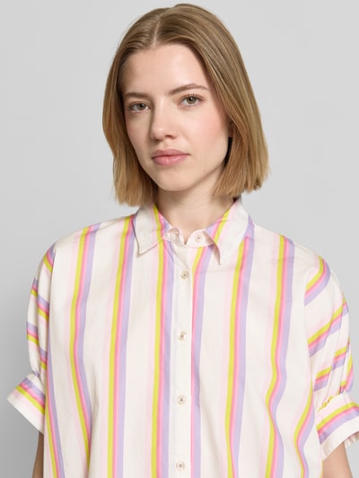 Frauenmodel trägt Relaxed Fit Bluse im Allover-Look von Emily Van den Bergh aus reiner Baumwolle mit Hemdblusenkragen und Knopfleiste, Nahaufnahme Oberkörper.