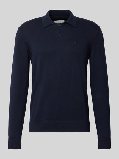Produktfoto, dunkelblaues Slim Fit Poloshirt aus reiner Baumwolle von ARMEDANGELS, glatte Oberfläche, klassische Kragenform, dezente Knopfleiste