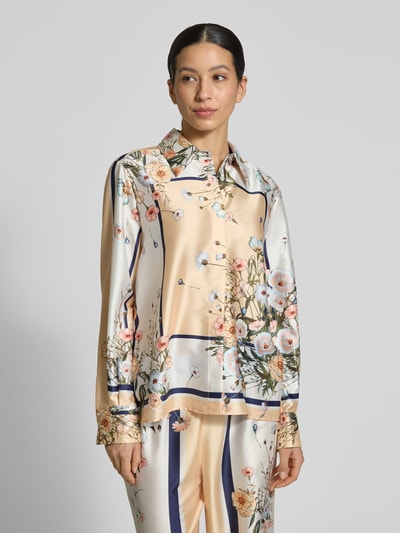 Kobiece modelka nosi Bluzka koszulowa Relaxed Fit Hemdbluse mit floralem Allover-Print od Liu Jo White z satyny, nadruk na całej powierzchni, kołnierzyk koszulowy, długie rękawy, sportowe mankiety, listwa guzikowa, logo, jasne pastelowe kolory, liczne kwiatowe wzory, całość gładka o satynowej powierzchni, widok całej sylwetki z przodu.